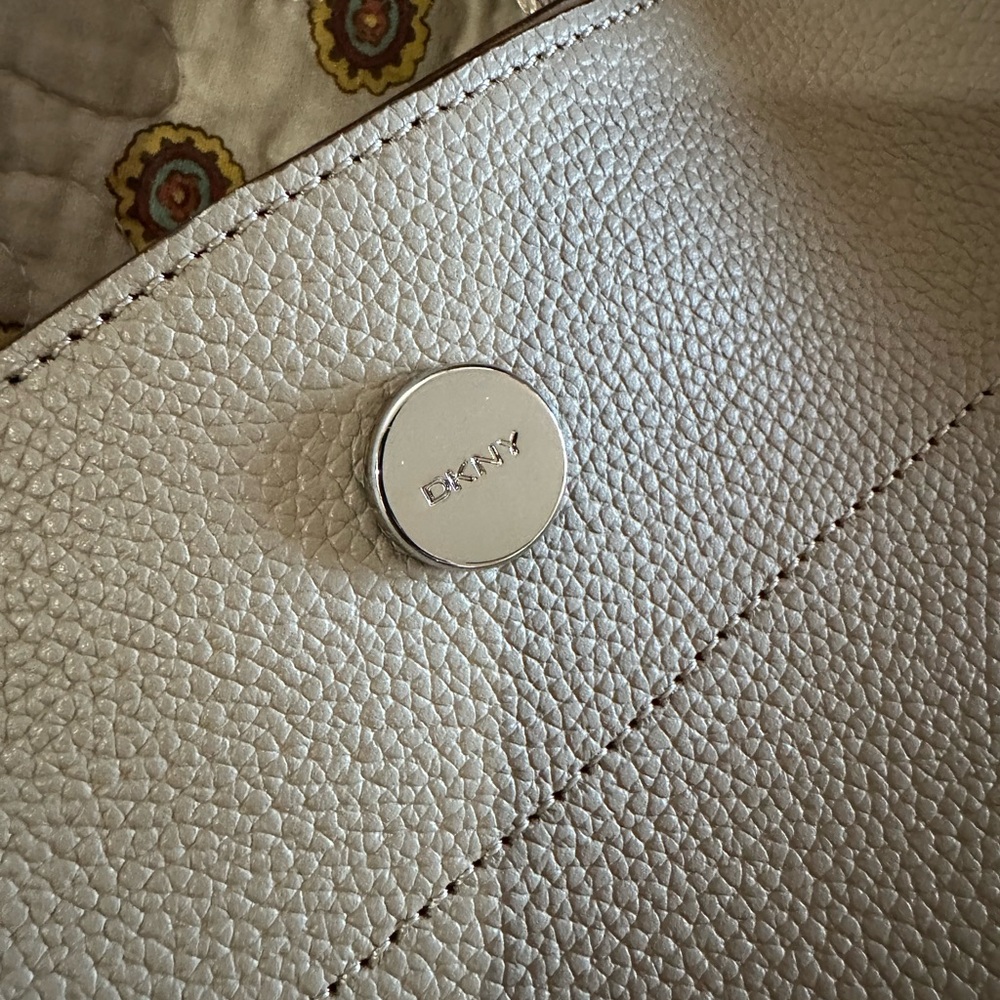 DKNY Winston Gray Leather Bag Like New Condition - Picture 5 of 8